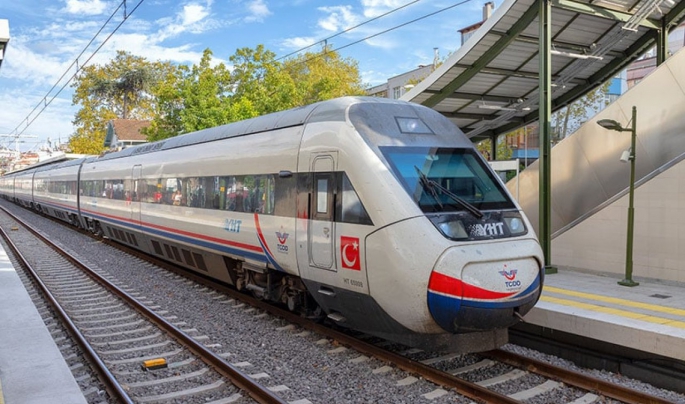 “ANTALYA’DA DEĞİL HIZLI TREN, KARA TREN BİLE YOK!”