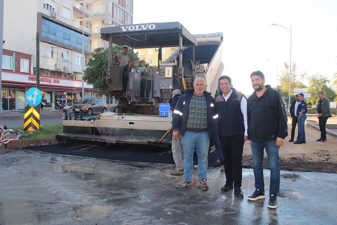 Atatürk Caddesi’ne sıcak asfalt