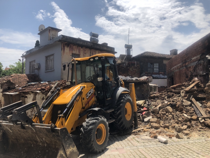 Balbey Mahallesi’nde metruk yapılar yıkıldı