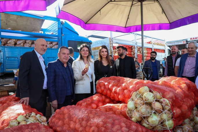 Başkan Böcek’ten hal esnafına ziyaret 