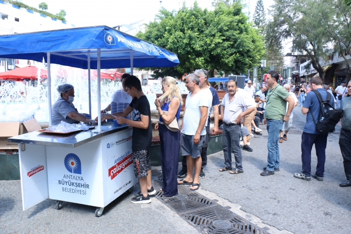 Büyükşehir aşure ikramına devam ediyor