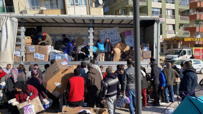 Büyükşehir Belediyesi’nin yardım tırları Hatay’a ulaştı