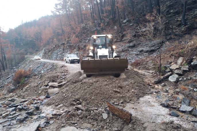 Büyükşehir ekipleri kapanan yolları açıyor 