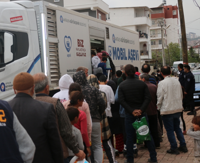 Büyükşehir mahallelere sıcak yemek ulaştırmaya devam ediyor