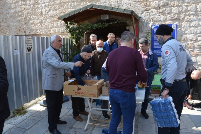 Depremde hayatını kaybedenler için pide dağıtıldı