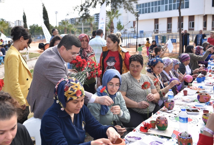 Depremzede kadınlara ‘8 Mart’ karanfili