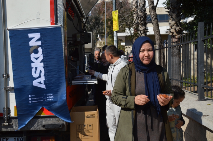 Depremzedeler için lokma dağıtıldı