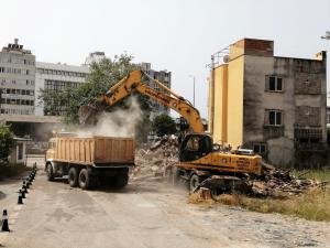 Balbeyde Metruk Bina Yıkıldı 