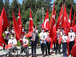 Başkan Böcek Atatürk Anıtına Çelenk Sundu