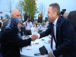 Başkan Böcek belediye personeli ile iftarda buluştu