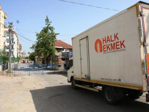 Büyükşehir karantinadaki mahallelere ekmek dağıttı