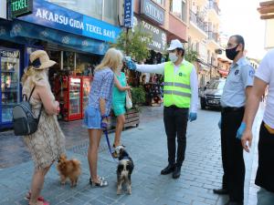 Kaleiçine girişte ateş ölçümü yapılıyor