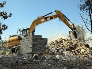 Manavgat Belediyesi Yanan Evlerin Yıkımınına Başladı