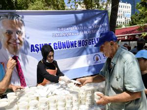 Muratpaşa Belediyesi Aşure İkramı Yaptı