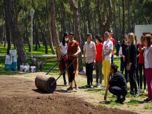 Özel Çocuklar Hayatparkta Çim Ekti