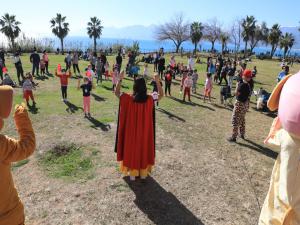 Park ve meydanlar çocuk sesleri ile şenlendi 