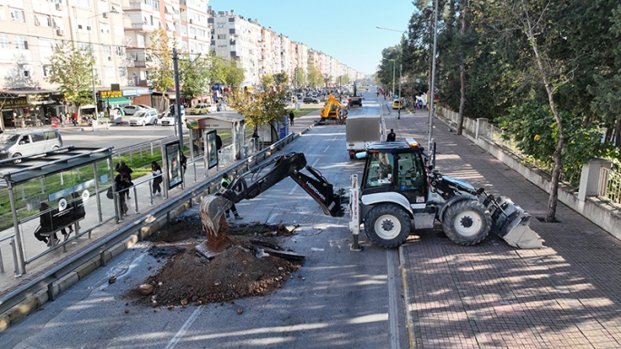 Kemal Bulvarı asfaltını yeniliyor