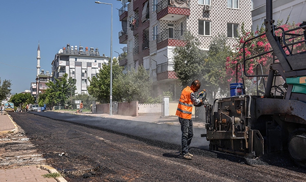 Kepez’den iki mahalleye asfalt hizmeti