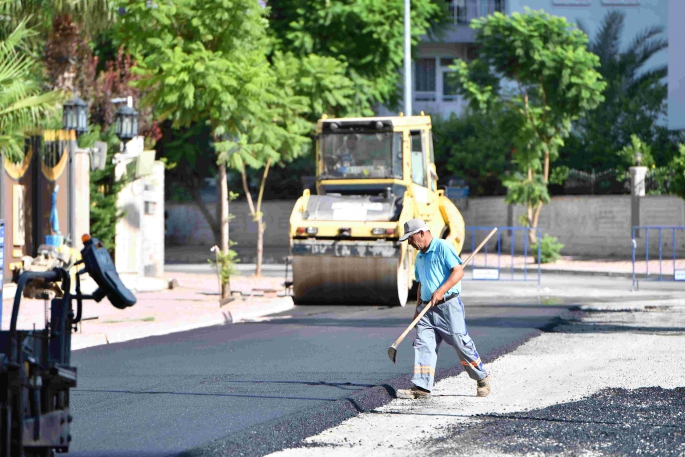 Konyaaltı’nda yenilenmeyen yol kalmayacak 