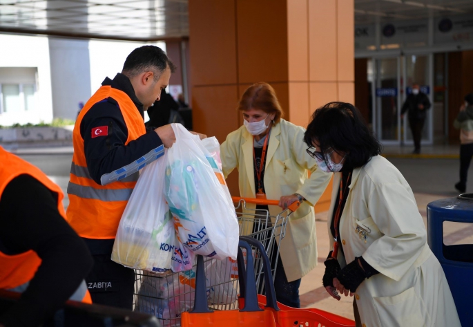 Konyaaltı’ndan hastanedeki depremzedelere yardım