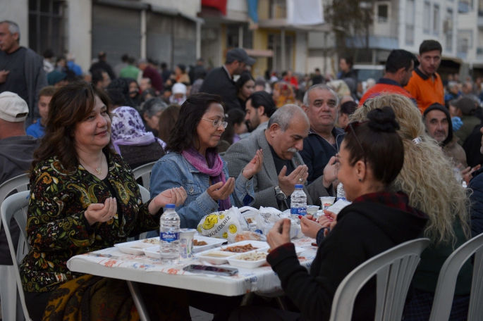 Mahalleliler aynı sofrada buluştu