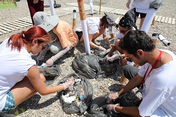 Plastiksiz Sular Projesi Konyaaltı Sahili’nde başladı 