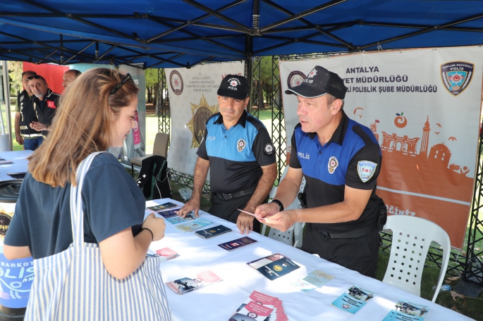 Polis Gençler ve Aileleri Bilgilendirdi