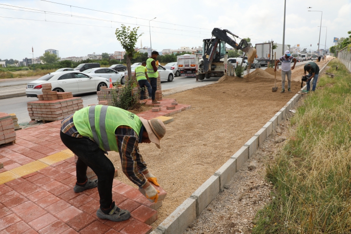 Sakarya Bulvarı’nda kaldırımları yeniliyor 