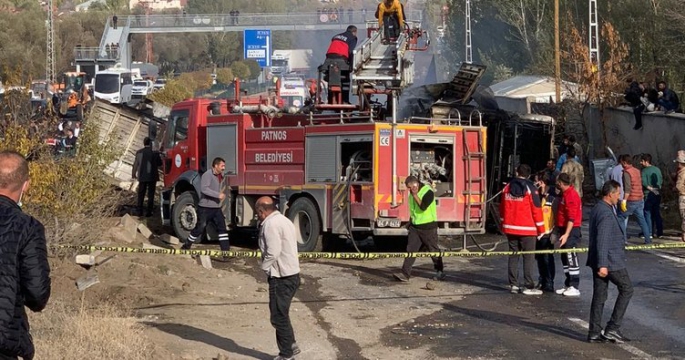 TIR, tanker ve yolcu otobüsü feci şekilde çarpıştı