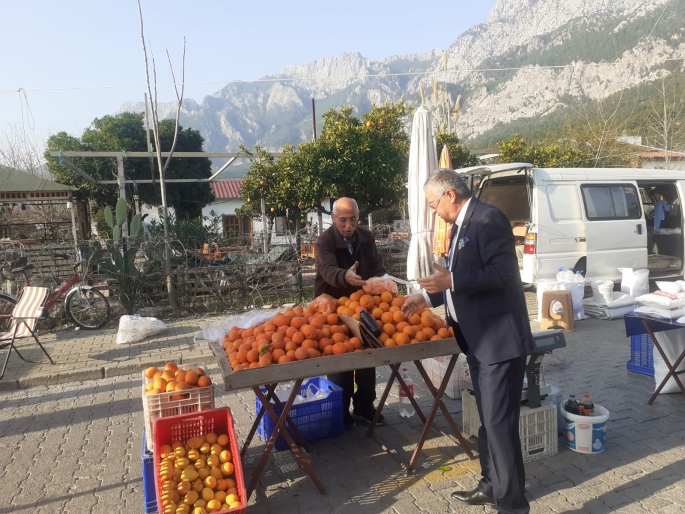 Topaloğlu pazar esnafını ziyaret etti