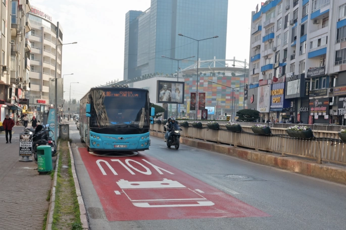 Trafikte otobüslere özel şerit uygulaması başladı 