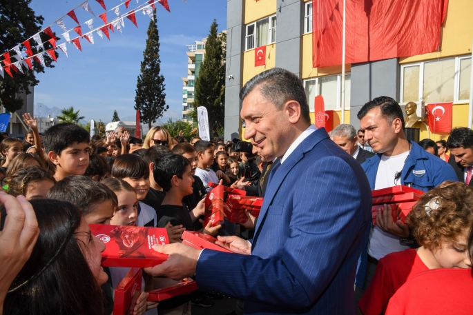 Vali Şahin'den öğrencilere bayrak hediyesi