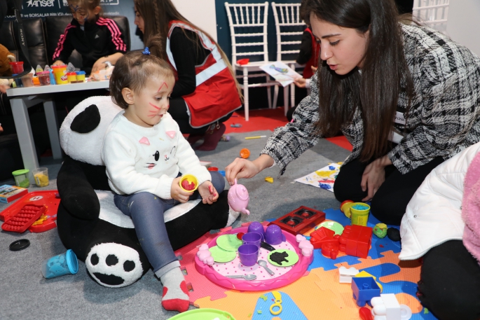 Yardım Merkezi’nde yürek ısıtan görüntüler