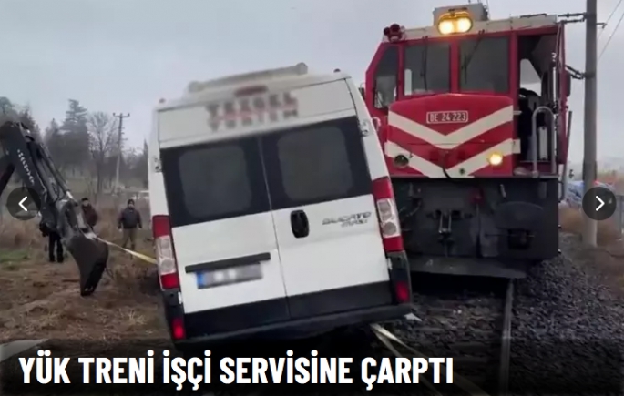 Yük treni servise çarptı